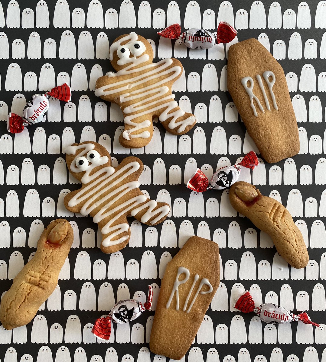 Macetacafe's tweet photo. Ya están aquí las momias y las tumbitas. Se nos está quedando una vitrina terroriiiiiiificaaaa!!!! 🧟♂️⚰️🍪 #halloween #cockies #macetacafe #ayquerico https://t.co/1Ts4opwOP8