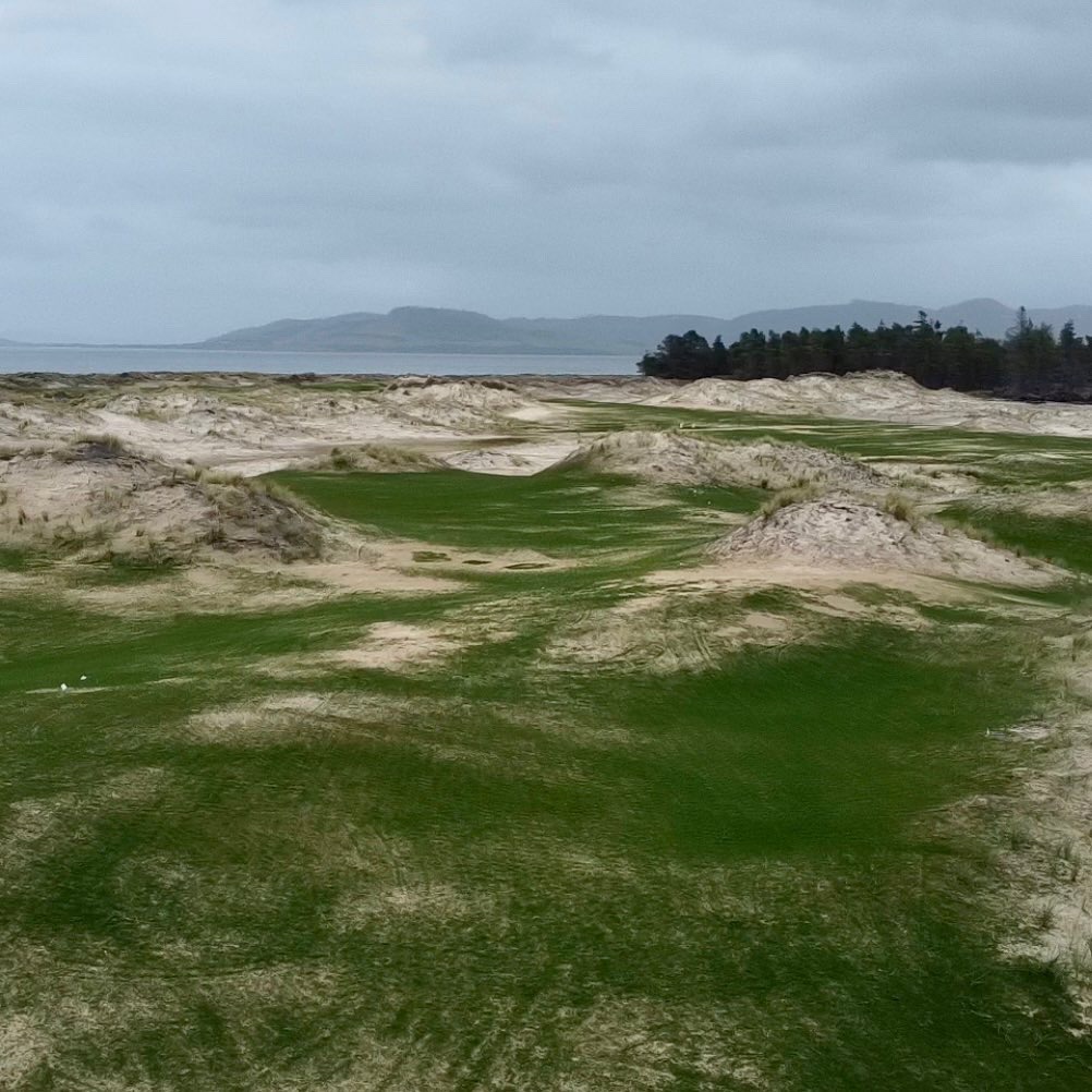 7milegolf's tweet image. On day one @DeVriesDesigns jumped in his dozer and sped off to build #14.  45 mins later we had this gem.  Everything you need to know about why #7mb excited us so much is right here in these photos…