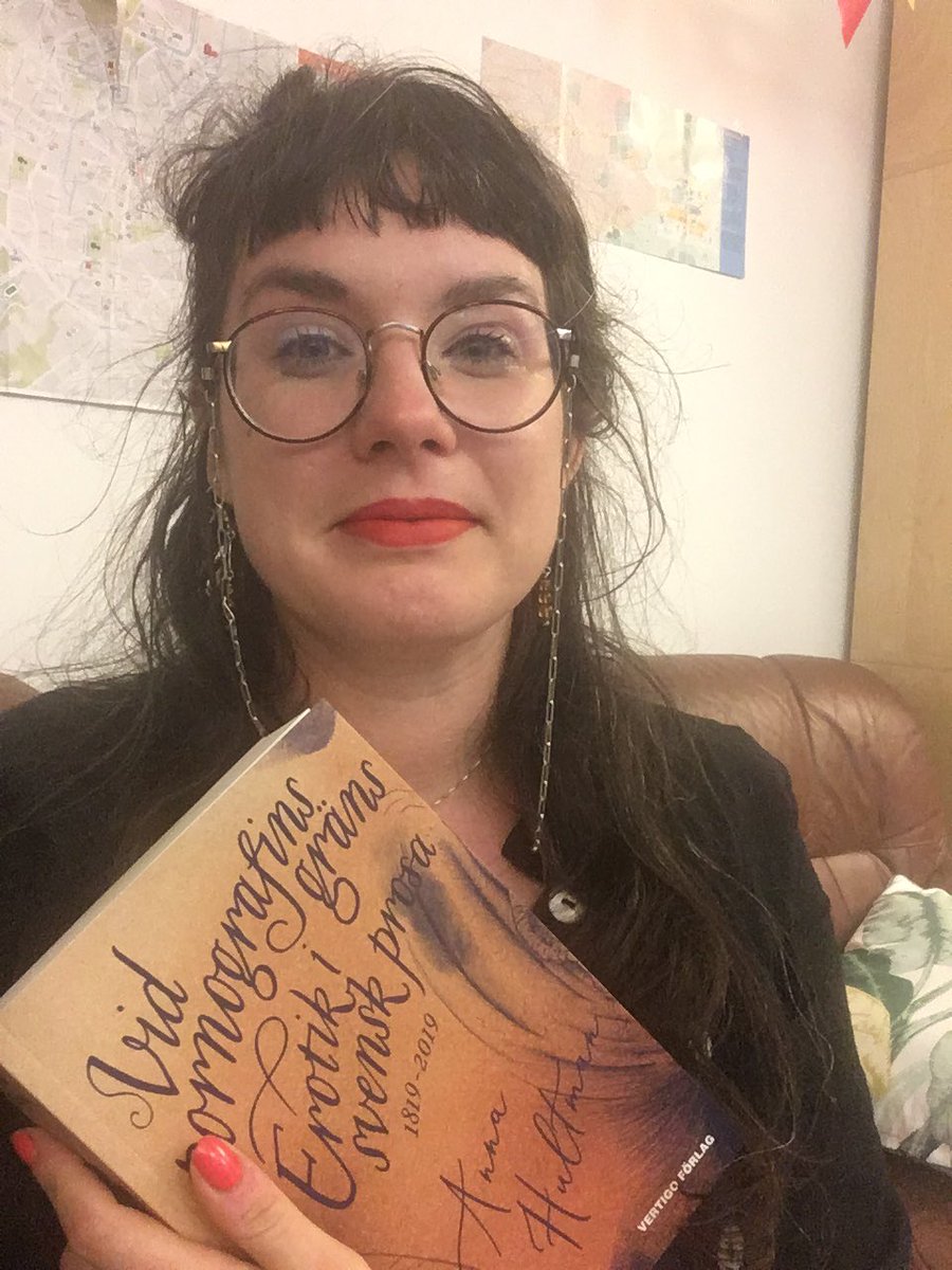 akahultman's tweet photo. Boken! Den är äntligen, äntligen här. All läsning, alla tankar, allt skrivande, allt arbete, alla samtal, alla erfarenheter kondenserade i en helt ljuvlig materialitet. Växlar mellan att fånle och böla. Rödgråten selfie som bonus. https://t.co/uFnurJyNI4