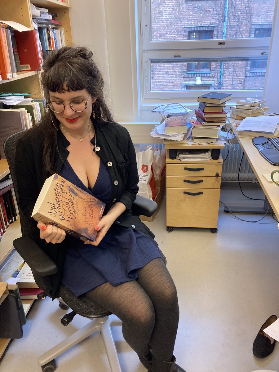 akahultman's tweet photo. Boken! Den är äntligen, äntligen här. All läsning, alla tankar, allt skrivande, allt arbete, alla samtal, alla erfarenheter kondenserade i en helt ljuvlig materialitet. Växlar mellan att fånle och böla. Rödgråten selfie som bonus. https://t.co/uFnurJyNI4