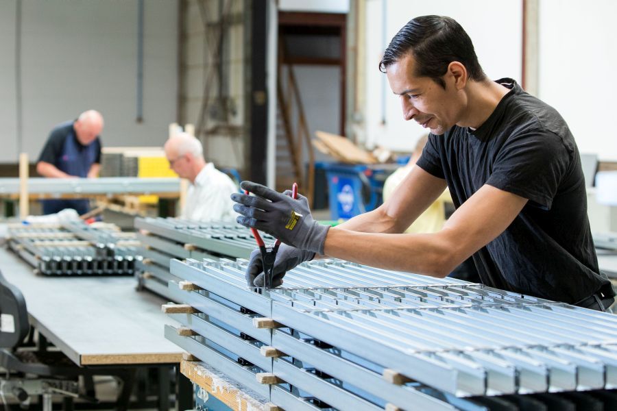 UWnl's tweet photo. Bij het bedrijfsbureau van UW is een vacature voor een werkvoorbereider Productie. Heb jij het liefst alles onder controle? Vind je het handig om een plan van aanpak te hebben? Hou je van efficiënte en soepele projecten? Drie keer ja? Lees dan verder: https://t.co/QBf7T8p8iq https://t.co/kwjRg88rKr