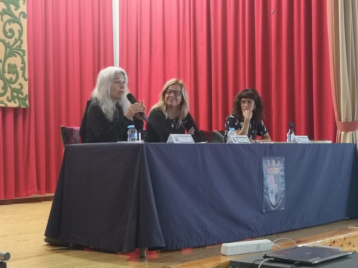 Un recuerdo de la visita de la escritora Belén Gopegui a nuestro centro, el viernes pasado. Todo un lujo poder contar con su presencia entre nosotros. Los alumnos de 2° de ESO pudieron departir con ella en un encuentro memorable.