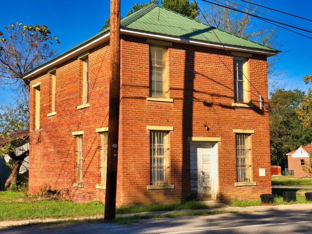 emt_chris's tweet image. The Salley Jail was built in 1913. It was built as a jail⁠ with a courtroom upstairs. The building has been vacant since the 1970s.⁠
#salleysc #nationalregisterofhistoricplaces #nrhp #oldjail instagr.am/p/CkLHMB_t_vV/