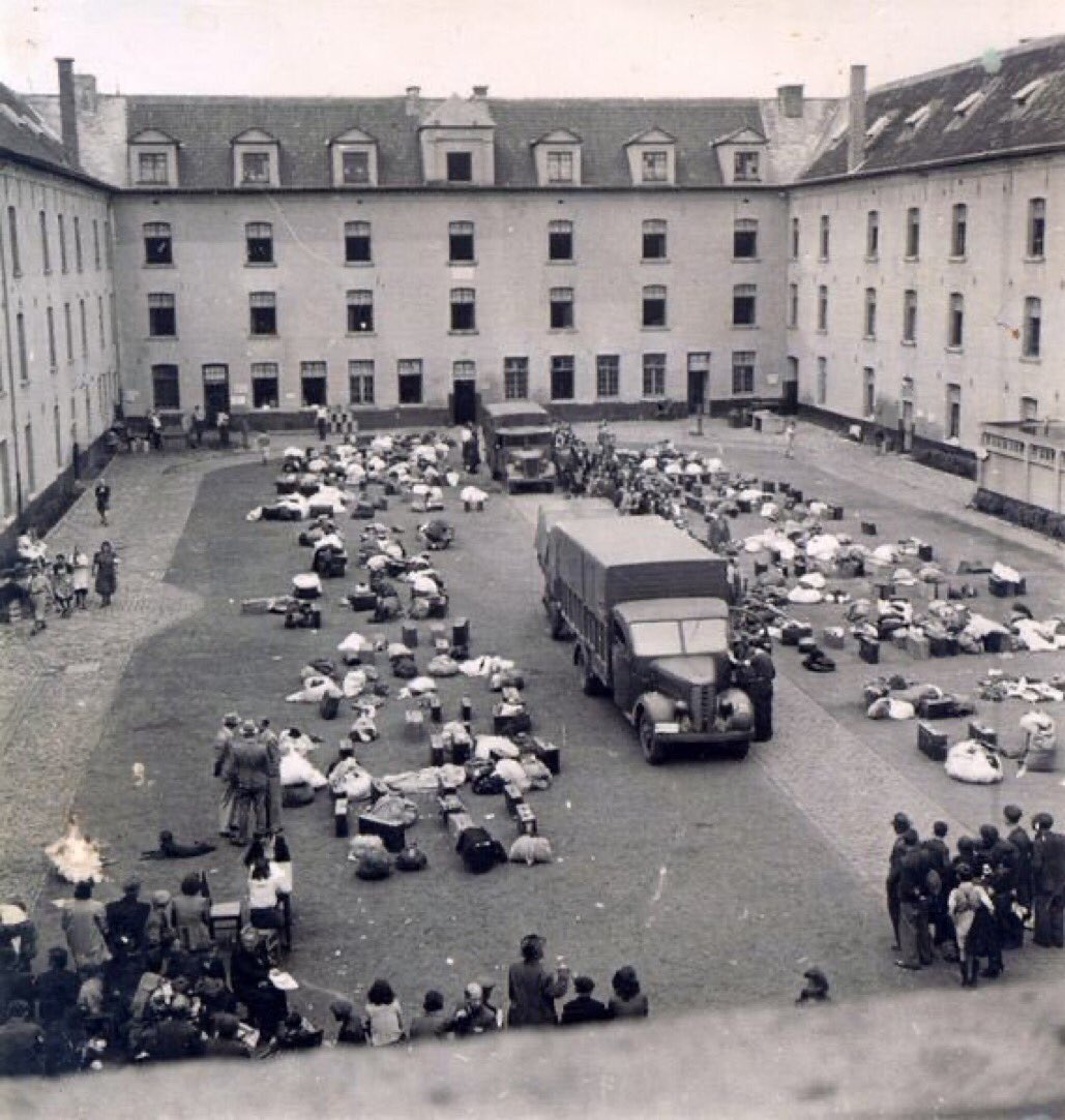 26 October 1942 | Two transports of Jews arrived at #Auschwitz from #Malines/#Mechelen in German-occupied #Belgium: 995 & 476 people. After the selection SS doctors sent to the camp 460 men & 116 women. 895 people were murdered in gas chambers.