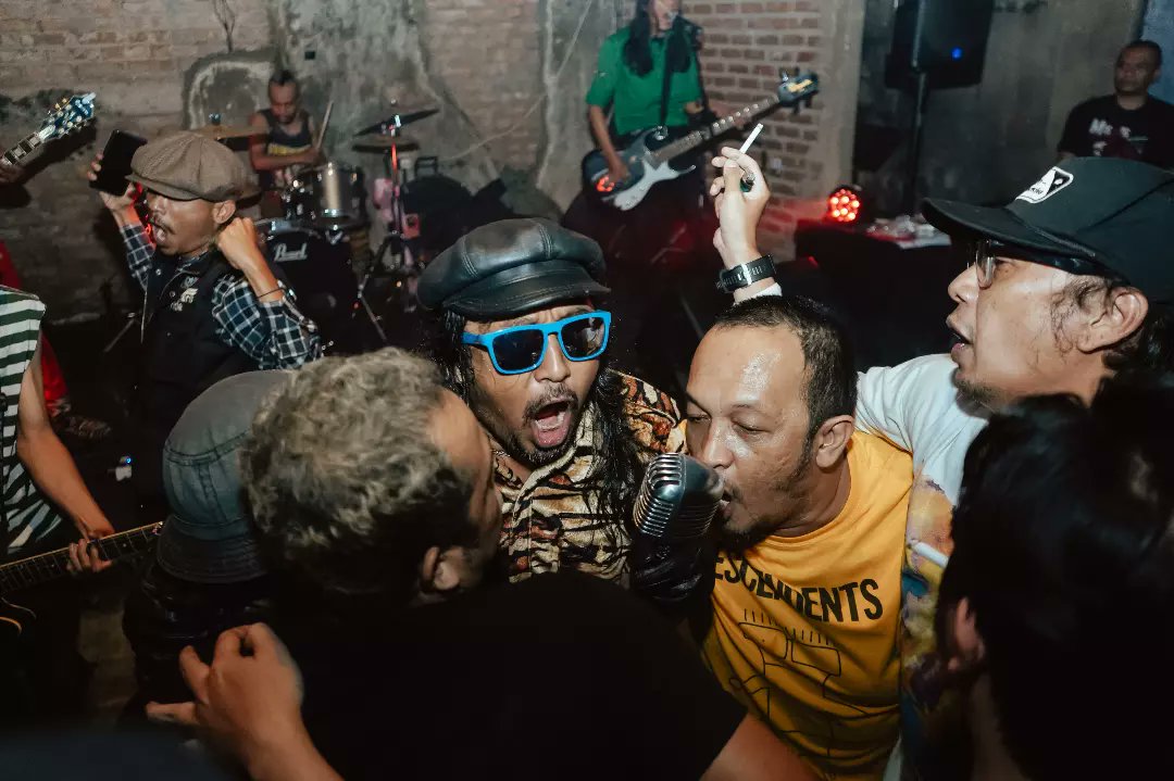 Sing Together So Much FUN 🔥
Live with The Eastigers 

MUSIC BROTHER BIKERS 
at Chinook Bar &amp; Resto

Enjoykan &amp; Rayakan
Let's Go 1234

Photo by Topan 👌🏻