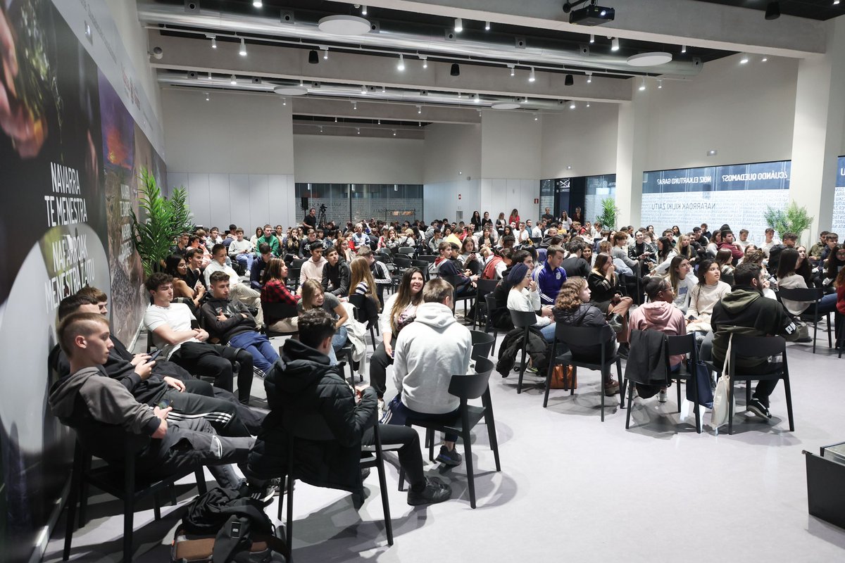 jovenesCEDE's tweet photo. Guzmán López, formador en creatividad e innovación, emprendedor, conferenciante, escritor y psicólogo, pone el punto y final al encuentro de #TalentoenCrecimiento de Pamplona con un taller práctico y dinámico para los jóvenes. ¡Gracias a todos por asistir! https://t.co/NQzR6e4Lxs