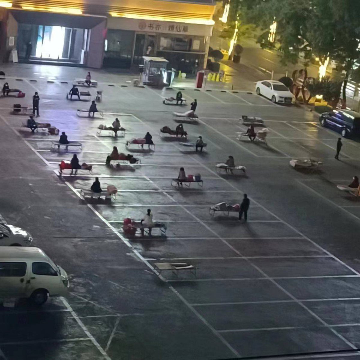GFWfrog's tweet photo. 坐标甘肃兰州，方舱已经住满了，把人拉在厕所和停车场隔离，兰州晚上的温度已经只有十度了

#坚持动态清零一百年不动摇 
#大国战疫 https://t.co/N7xdo12BSK