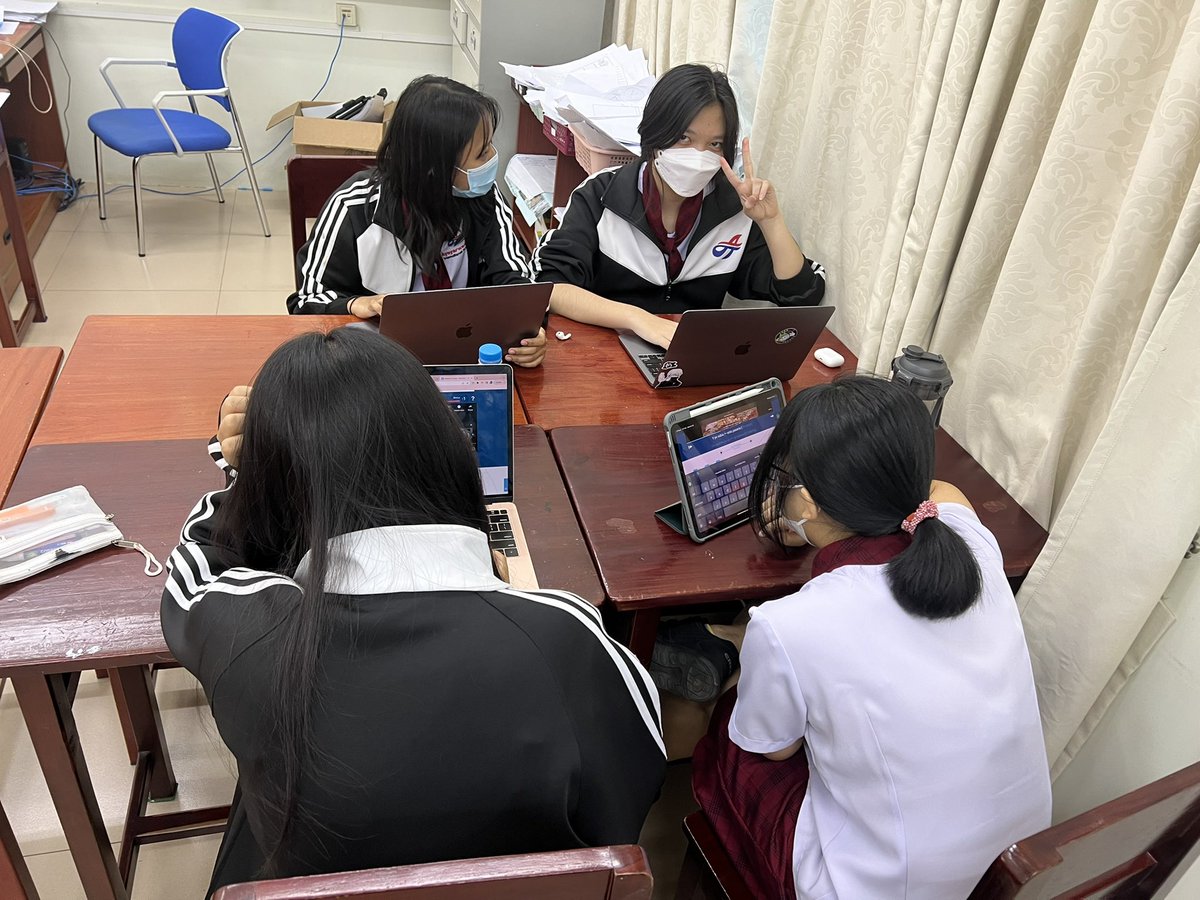Eli_InVe's tweet photo. Grade 9 Spanish practicing some grammar and vocabulary in different centers to extend and refine the different skills #blendedlearning #AISMandalay https://t.co/4HDa5TcXZU