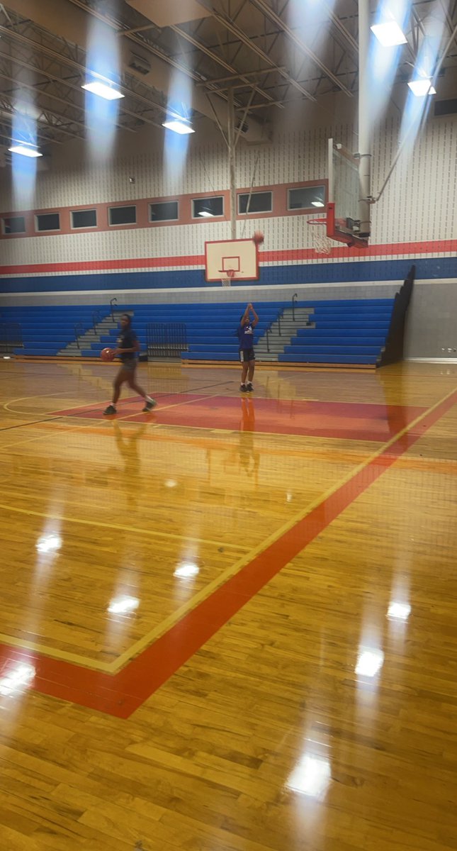Love the dedication my juniors have when it comes to getting here at 6am to get additional shots up. #Noexcuses <a href="/tarynperkinss1/">Taryn Perkins</a> <a href="/KennedyHolmes13/">Kennedy Holmes</a>