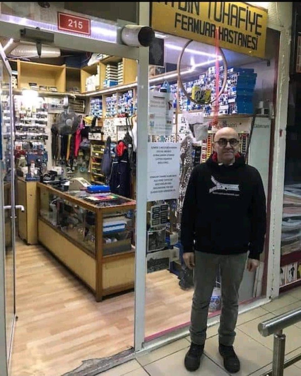 Oğlumun montunun fermuarı bozuldu. Şu ince,hafif,katlayınca el kadar olan montlardan. Tamir ettirmek için,bir alışveriş merkezinin alt katındaki terziye telefon ettim. Fermuarı 300 liraya değiştireceğini söyledi. Çok fazla dedim.