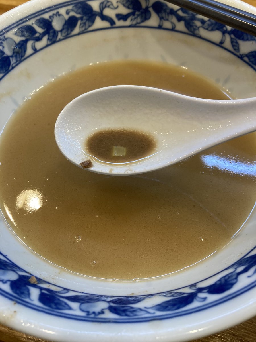 fukukaratekozo's tweet photo. 必勝軒閉店間際に飛び込んだ！
今日のゲリラスープはやばかった
スープも濃かったけど、小林さんも濃かった笑笑
マスター今日もイケメンでした（言わされてます笑）
 #必勝軒 #津田沼 https://t.co/nyO8Bp8f89