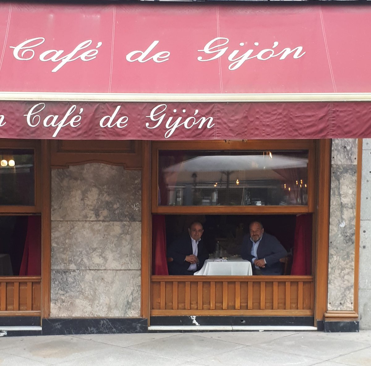 <a href="/be_trix/">Beatriz Egido</a> <a href="/Cafegijon/">Café Gijón</a> <a href="/ecovidrio/">Ecovidrio 🌍</a> <a href="/tabernalabola/">Taberna La Bola</a> <a href="/casa_lucio/">Casa Lucio</a> <a href="/TabernaElBoquer/">Taberna El Boquerón</a> <a href="/CasaBotin/">Restaurante Botin</a> <a href="/elpentabar/">el penta</a> <a href="/BodegaArdosa/">Bodega de la Ardosa</a> Apúnteme esta en favor de esa #odaalhostelero en formato sobremesa larga en el Gran @CafeGijon.
Algún rato bueno hemos echado ahí en los últimos años :-)