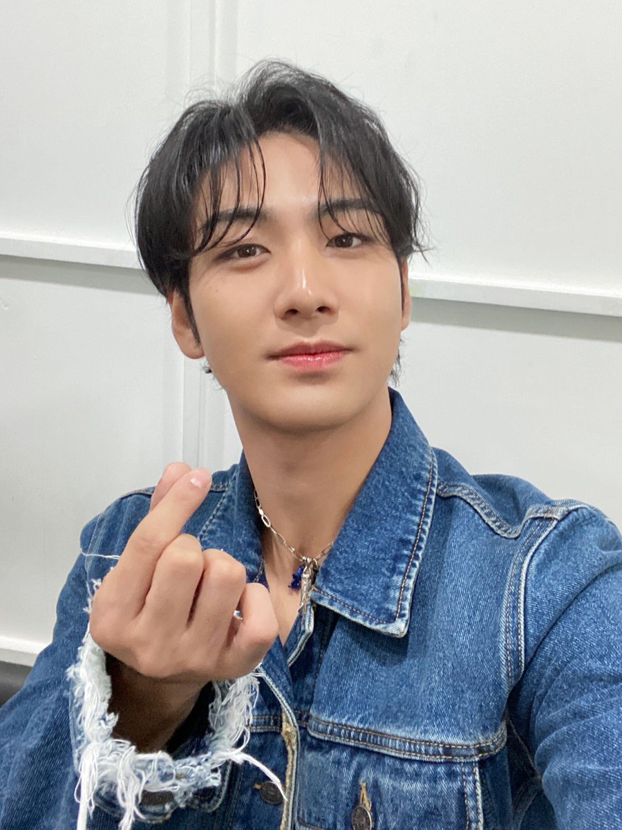 nuestop's tweet photo. @BAEKHO_PLEDIS 이 정도면 이 포즈 저작권 가져야겠네요ㅋㅋ
@BAEKHO_PLEDIS
 #백호랑_dOnO의_따뜻한10월 https://t.co/9HoBl0qQw7