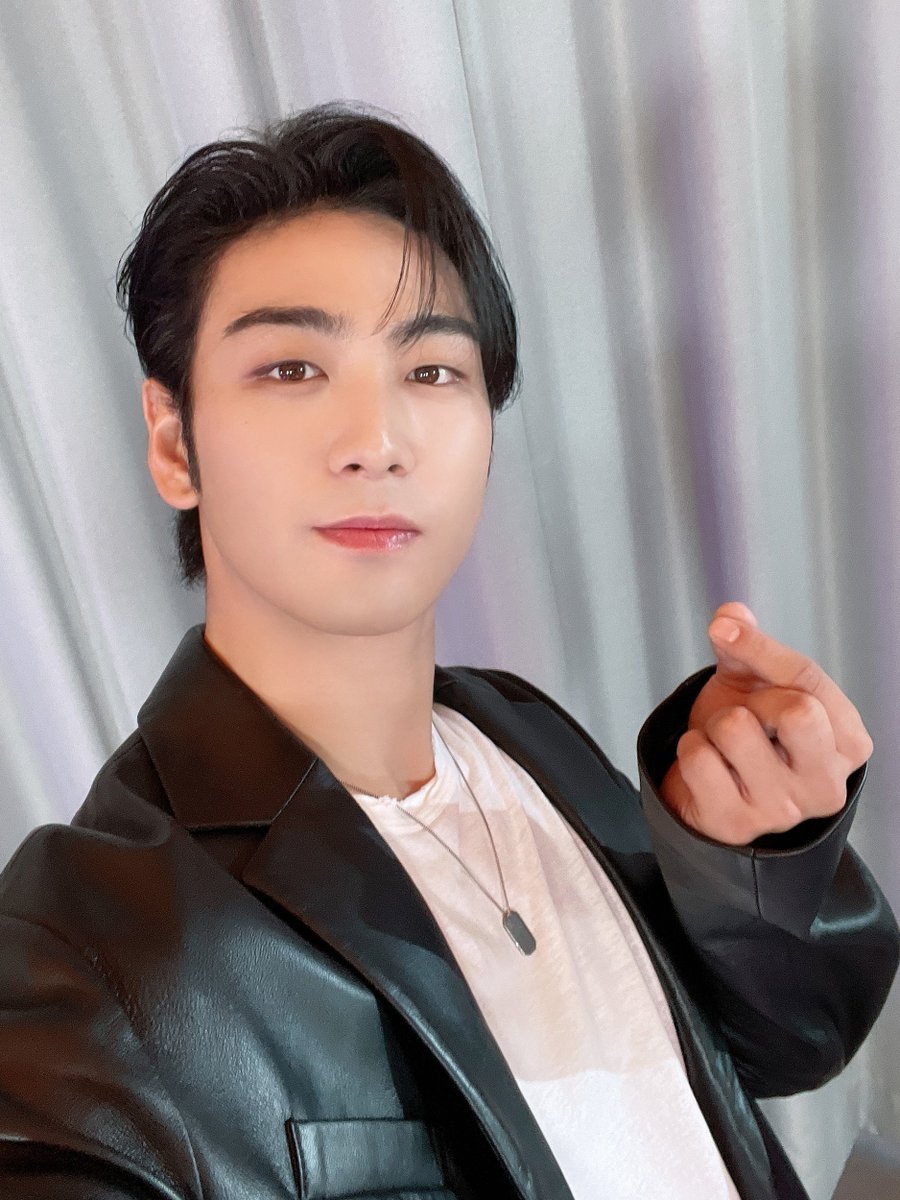 nuestop's tweet photo. @BAEKHO_PLEDIS 이 정도면 이 포즈 저작권 가져야겠네요ㅋㅋ
@BAEKHO_PLEDIS
 #백호랑_dOnO의_따뜻한10월 https://t.co/9HoBl0qQw7