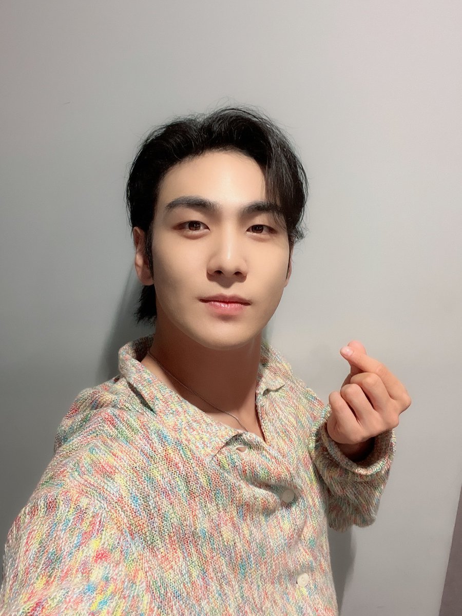 nuestop's tweet photo. @BAEKHO_PLEDIS 이 정도면 이 포즈 저작권 가져야겠네요ㅋㅋ
@BAEKHO_PLEDIS
 #백호랑_dOnO의_따뜻한10월 https://t.co/9HoBl0qQw7