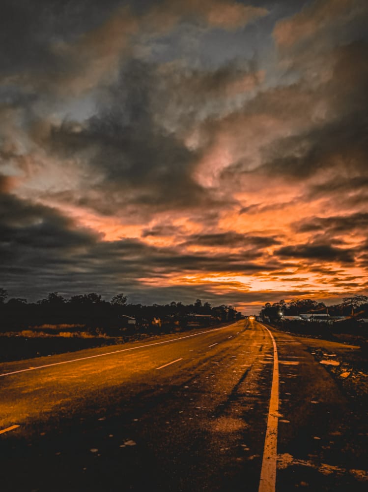 Borokha7's tweet image. 🍂ভাল পোৱাৰ সংজ্ঞা জানো এনেকৈ? যʼত নতুনত্বৰ সুৰত ৰাগী হৈ,গোঁঠা স্বপ্ন মালাক ছিন্ন- বিছিন্ন কৰি , বিষাদৰ জৰীডালেৰ একোণত বান্ধি,উভতি নহাৰ প্ৰতিশ্ৰুতিৰ বাটত খোজ  দি যোৱা মাথোঁ এক সম্পৰ্কৰ নাম !