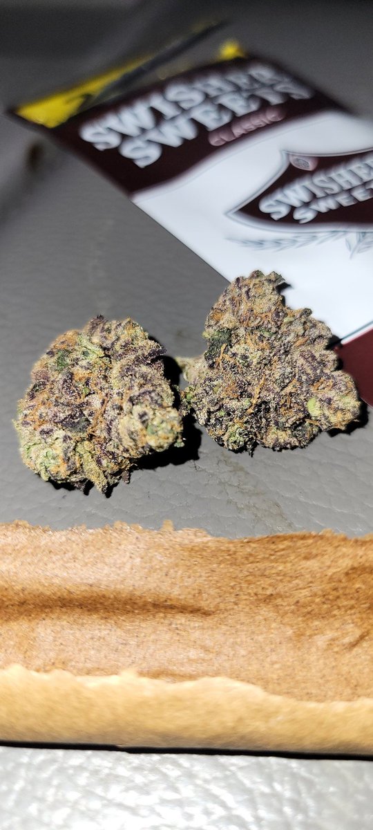 DboiThaProducer's tweet photo. I'm old school @SwisherSweets &amp; Purple 🍇 #Smokemore #Grapes #weedsmokers #Weedmob #MaryJane  #WakeNBake https://t.co/8VTGooc4Kx