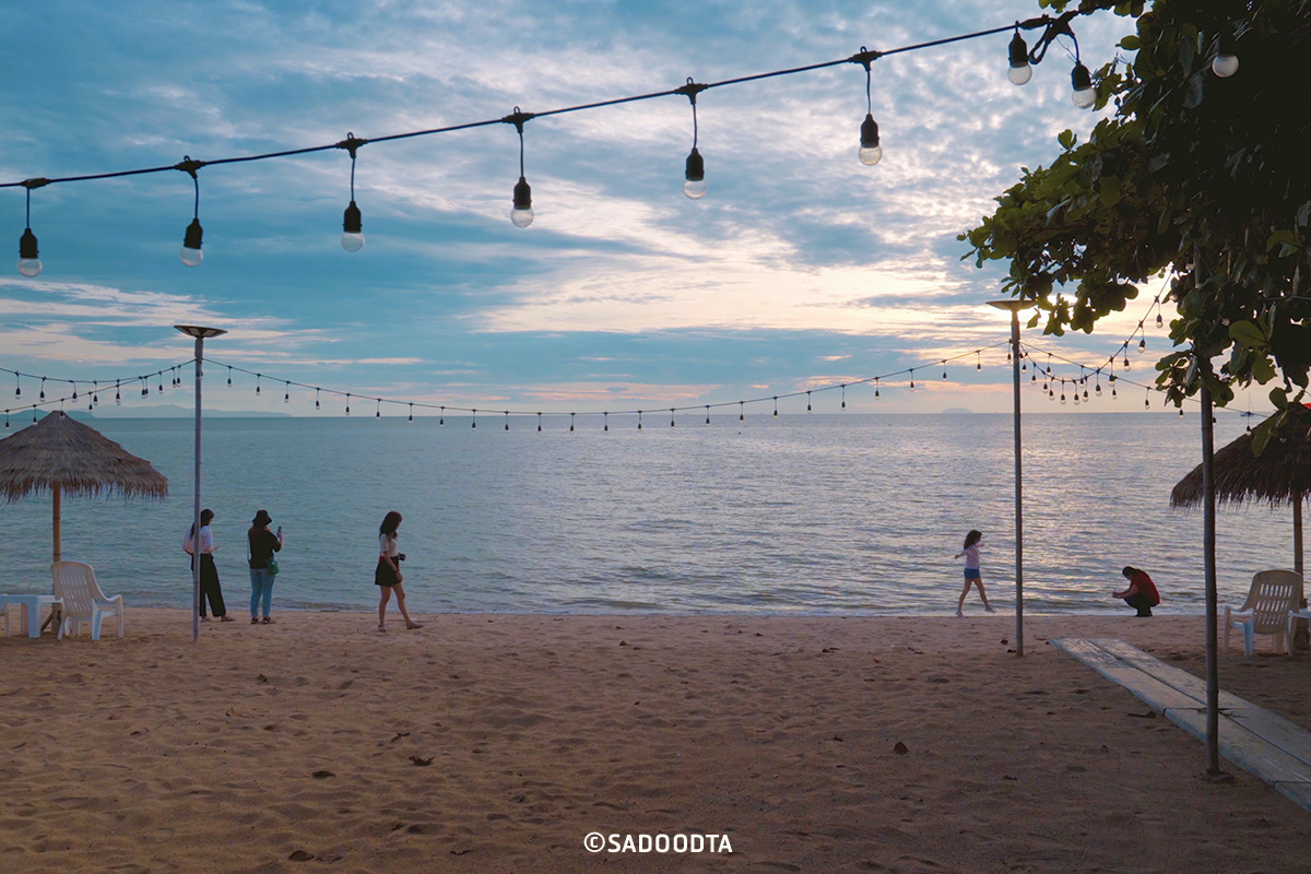 sadoodta's tweet photo. ไปนอนรถบ้านริมทะเลสัตหีบมา แค่เลยพัทยามาหน่อยเดียวก็ได้บรรยากาศแคมป์ปิ้งละ ชายหาดไม่พลุกพลาน ไม่มีคนเดินผ่านนอกจากเราเอง 555 รอบๆนี้คาเฟ่ดังๆทั้งนั้น #HelloBeach #เที่ยวชลบุรี https://t.co/QeqRlwHTVP