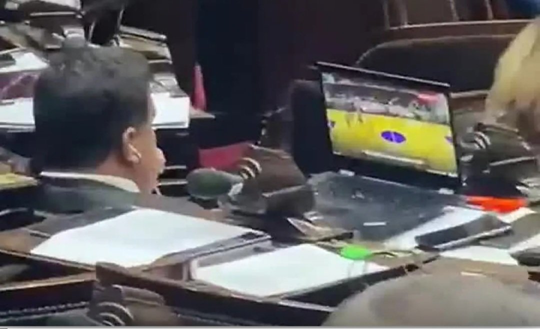 PrensaUEJN's tweet photo. #Cassaretto el personaje q intentó meterle la mano en el bolsillo a #Judiciales con un #ImpuestoAlSalario el mismo q quiso salvar a su club del descenso y el q mientras se debaten los destinos del país en el #Presupuesto mira básquet #VerguenzaNacional desde la #UEJN #NoOlvidamos https://t.co/7rnIsKK6K4