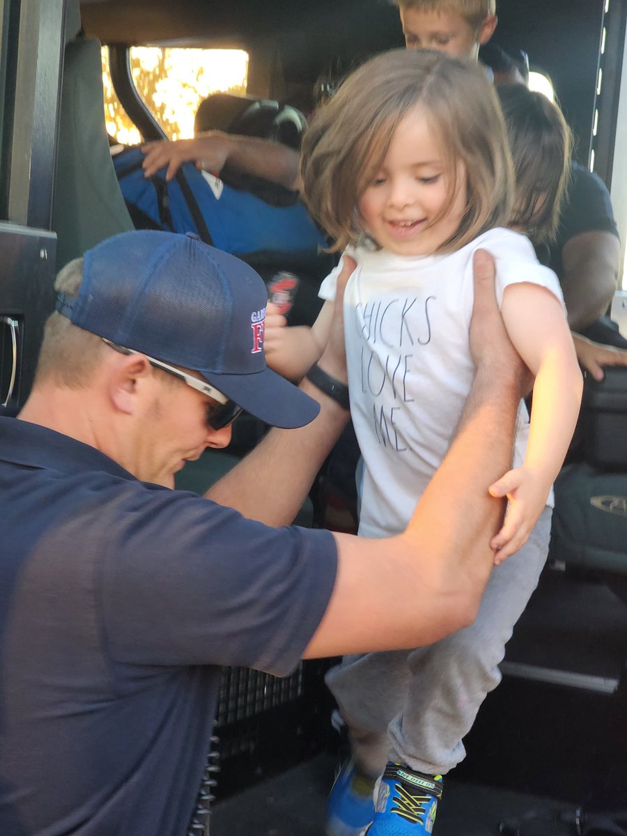 kinderflamingos's tweet photo. These future phoenix had a great time at our community fair last night! Love when I get to mix together my 2 passions, being their mommy and teaching my little phoenixes! Thanks to all who made this happen! #riseup #littleleaders #futurephoenix #communityresourcefair https://t.co/MoSYgQCFdK