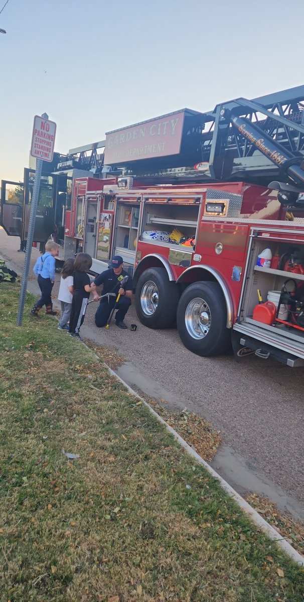 kinderflamingos's tweet photo. These future phoenix had a great time at our community fair last night! Love when I get to mix together my 2 passions, being their mommy and teaching my little phoenixes! Thanks to all who made this happen! #riseup #littleleaders #futurephoenix #communityresourcefair https://t.co/MoSYgQCFdK