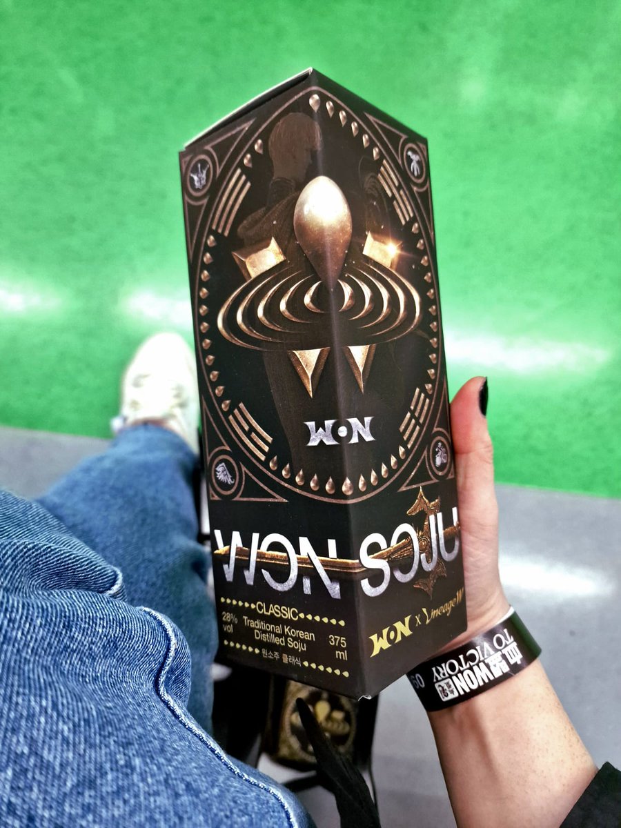 Sa4aTweets's tweet photo. Calling all #jwalkerz outside of 🇰🇷! My lovely friend @zu_4u has just returned from SK with an extra bottle of #WonSoju classic and is looking to sell it. If you're interested, please DM her 🤗 https://t.co/gYP2W4C6fy