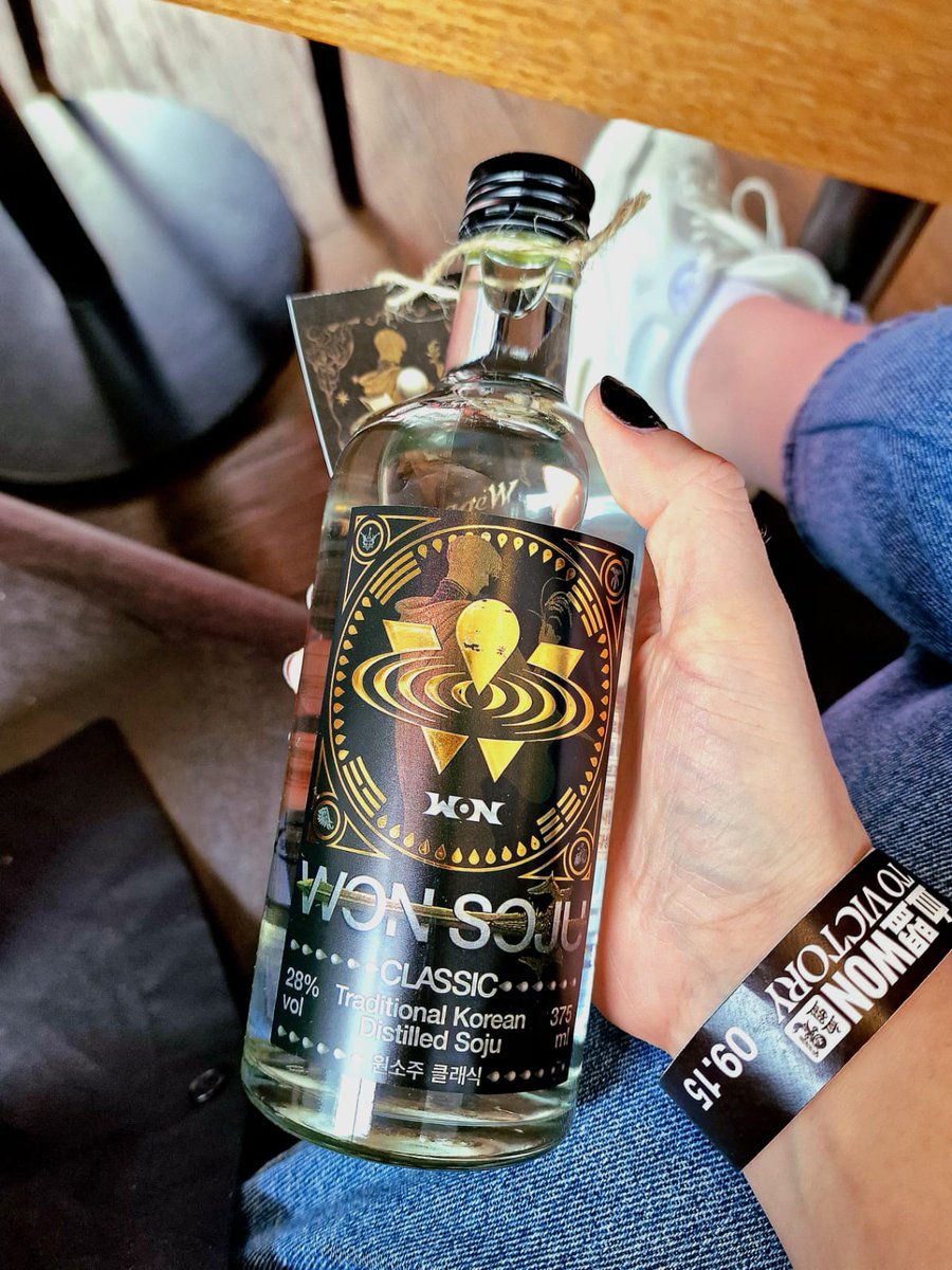 Sa4aTweets's tweet photo. Calling all #jwalkerz outside of 🇰🇷! My lovely friend @zu_4u has just returned from SK with an extra bottle of #WonSoju classic and is looking to sell it. If you're interested, please DM her 🤗 https://t.co/gYP2W4C6fy