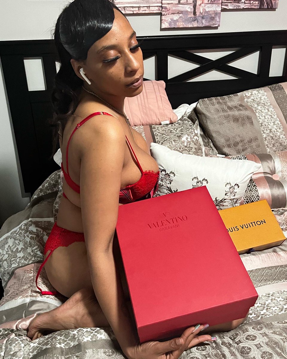 Sashamonae33's tweet photo. Hey guys 😎👀 y’all miss me come check some of my latest content on OF ‼️🎉🎊 ur gonna love also doing FaceTime shows 🎥📸 https://t.co/MguLvX4ioh