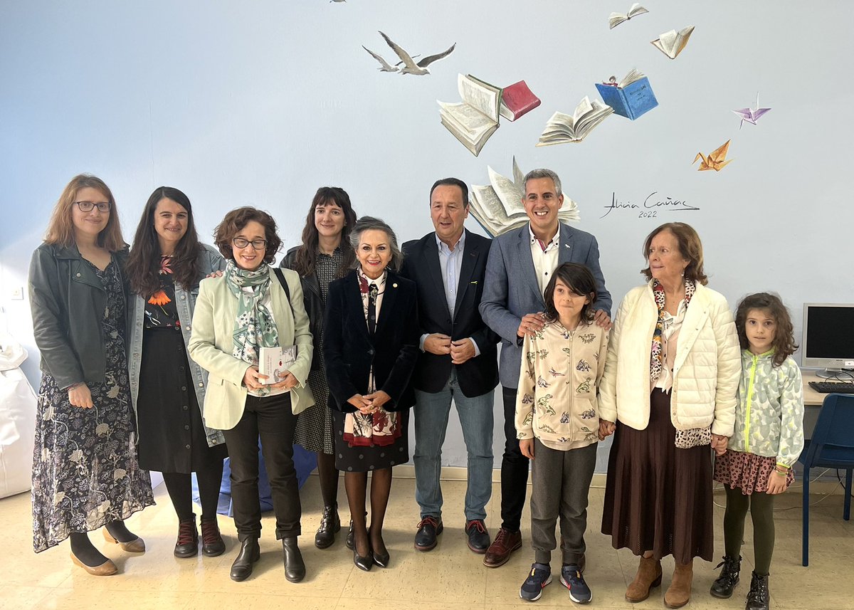 Pablo_Zuloaga's tweet photo. La biblioteca del @IesMontesclaros lleva desde hoy el nombre de Javier González, “DonJa” un promotor de la cultura, un maestro, un concejal, un hombre de las letras al que hoy #Reinosa rinde homenaje. Un espacio para lectura en el que Alicia Cañas ha plasmado un inspirador mural. https://t.co/LPSpwWEM9z