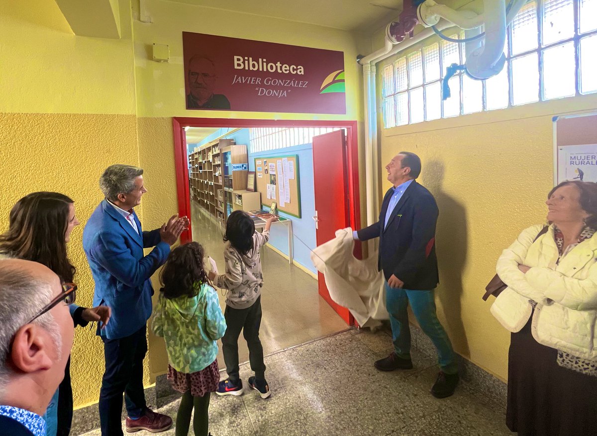 Pablo_Zuloaga's tweet photo. La biblioteca del @IesMontesclaros lleva desde hoy el nombre de Javier González, “DonJa” un promotor de la cultura, un maestro, un concejal, un hombre de las letras al que hoy #Reinosa rinde homenaje. Un espacio para lectura en el que Alicia Cañas ha plasmado un inspirador mural. https://t.co/LPSpwWEM9z