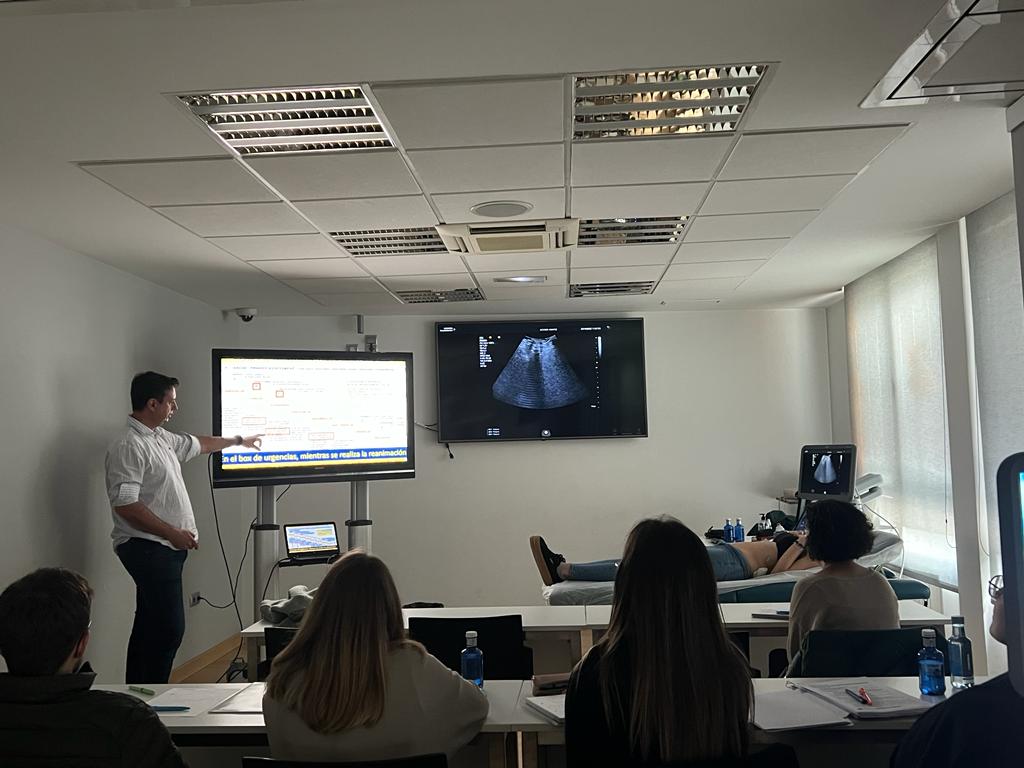 SIEC_ecografia's tweet photo. Os compartimos imágenes del Curso de iniciación en ecografía de Urgencias que realizamos en Salamanca, impartido por el Dr. Carlos Herraiz, la Dra. Sarai Corredera como directora y con la inestimable colaboración de @SiemensHealthES | #formacioncontinuada #ecografia https://t.co/L3PORsKqvd