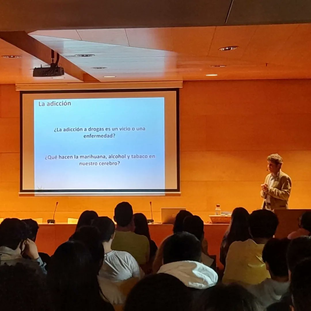 conxi87's tweet photo. Avui una conferencia molt important adreçada als estudiants, a la Biblioteca Tecla Sala.El Doctor Rafael Maldonado, explica que passa al cervell perquè les drogues siguin additives, als joves de L'H
Salut de L'Hospitalet Ajuntament de L'Hospitalet
#lhsalut #cosesboneslh https://t.co/C16eZFYrR1