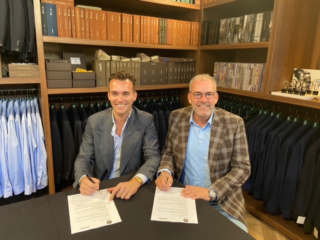 BusNetHaag's tweet image. ‘I am Luigi’ tekent driejarig partnercontract bij @BusNetHaag businessnetwerken.nl/haaglanden/202…