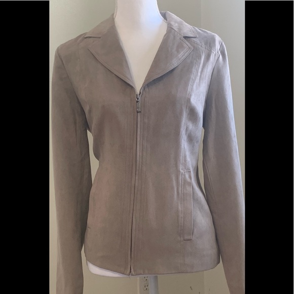 So good I had to share! Check out all the items I'm loving on <a href="/Poshmarkapp/">Poshmark</a> from <a href="/MaryShulika/">BougieBrooklynBoutique</a> #poshmark #fashion #style #shopmycloset #katespade #studioworks: posh.mk/ggrFxvDhrub