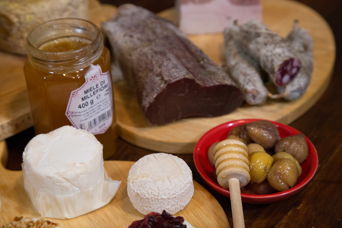 Vi aspettiamo a Châtillon, questo week-end per la sagra del miele di montagna, degustazioni e laboratori dedicati. Non perderti il mercatino di domenica #30ottobre!🐝🐝🐝 #sagradelmiele 📌 Programma completo 👉bit.ly/sagra-del-miel…