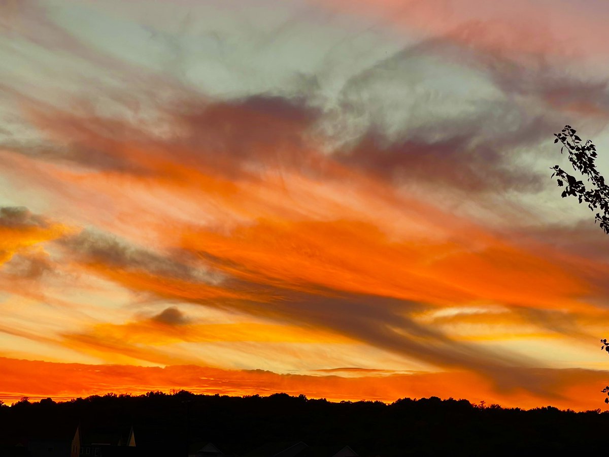 ComptonCollins's tweet photo. @astros I’m positive that the color of this sunset from my house in Tennessee is a clear sign that the Astros will WIN the World Series!! #GoAstros https://t.co/vgxB5iRvPk