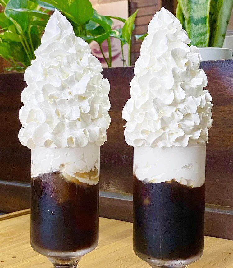 どっちがメイン！？ホイップ激盛り「アイスウインナーコーヒー」。