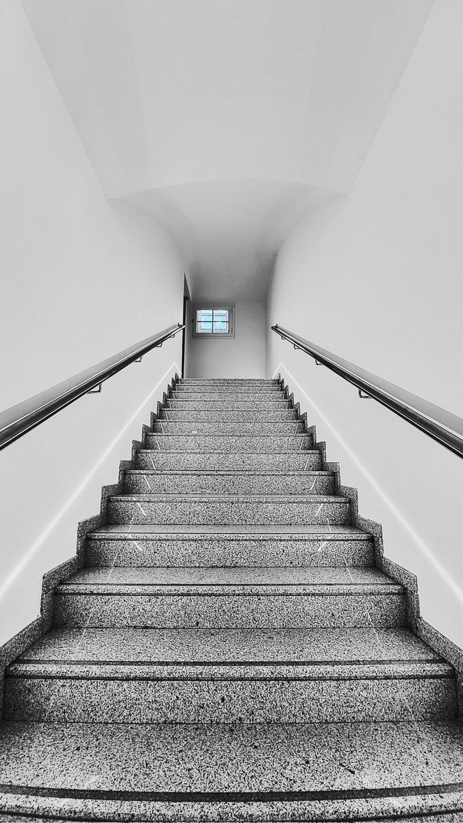 Alfredo_bcn's tweet photo. La imagen del día con el teléfono móvil: El final de la escalera.
#alfredobcn #lafotodeldia #photooftheday #escalera #escala #stairs https://t.co/oLXf7Hr6Tj
