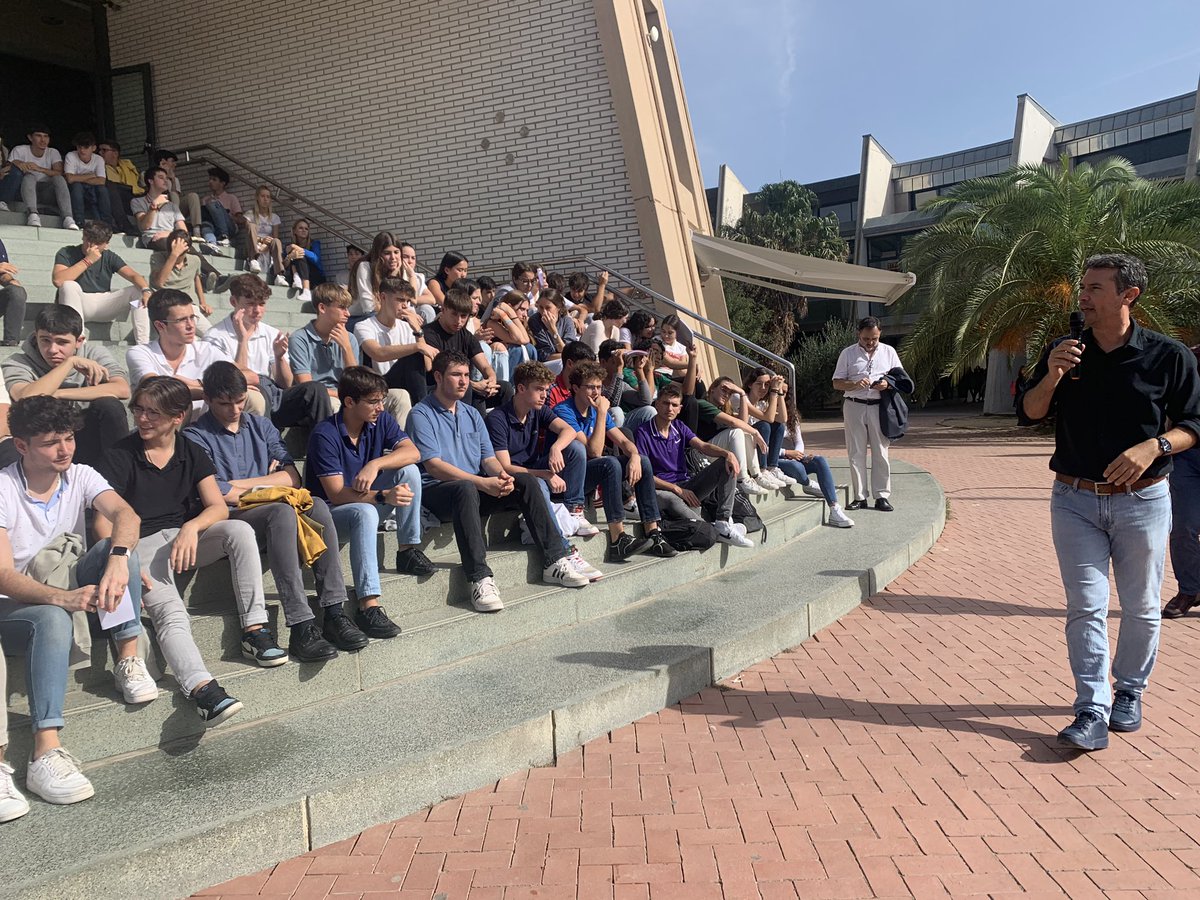 campjoliu's tweet photo. Avui ens ha visitat l’alcalde del Vendrell @Kmarmovi i ha fet una sessió per motivar i compartir experiències amb els alumnes de 2n de batxillerat.
Testimonis que sumen! https://t.co/sdfKYJHqLO