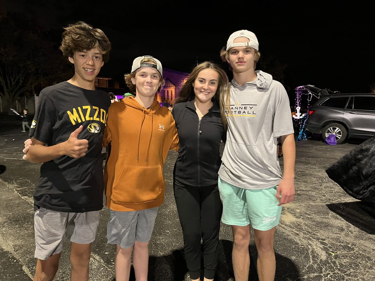 QASTonini's tweet photo. Bumped into my former @qasschool students at Trunk or Treat! My ❤️ is full!!❤️💕❤️ https://t.co/9Q4mm4bhpy