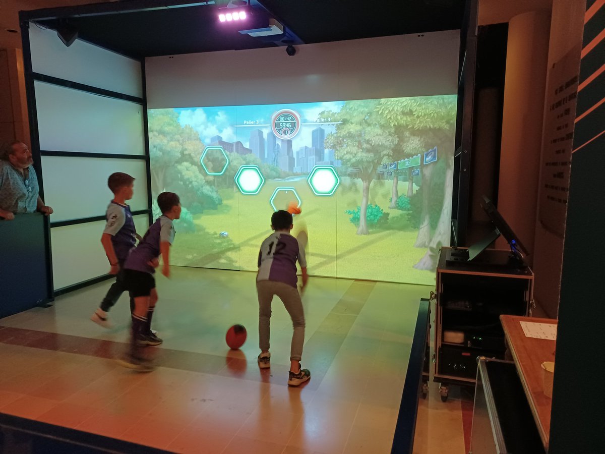 Deux jours sous le signe du 🏉 à #orléans. 
 👍 Gare, train #France2023RugbyTour
👍Place du Martroi, entraînement avec la ligue CVL, magiciens du numérique <a href="/OrangeCVL/">OrangeCentreLoire</a>
👍 Hôtel du département <a href="/leloiret/">Le Loiret</a>, exposition coupe Webb Ellis 2023 et jeux virtuels <a href="/NeoXperiences/">NeoXperiences</a> Orange Event