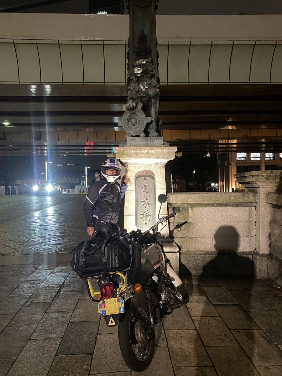 mxbhd's tweet photo. 長年の相棒であるHONDA XE75で大阪から東京まで走破
出発点の大阪の梅新、ここには大阪市道路元標があって、目的地の東京日本橋には東京市道路元標があります https://t.co/8DWAVonKJv