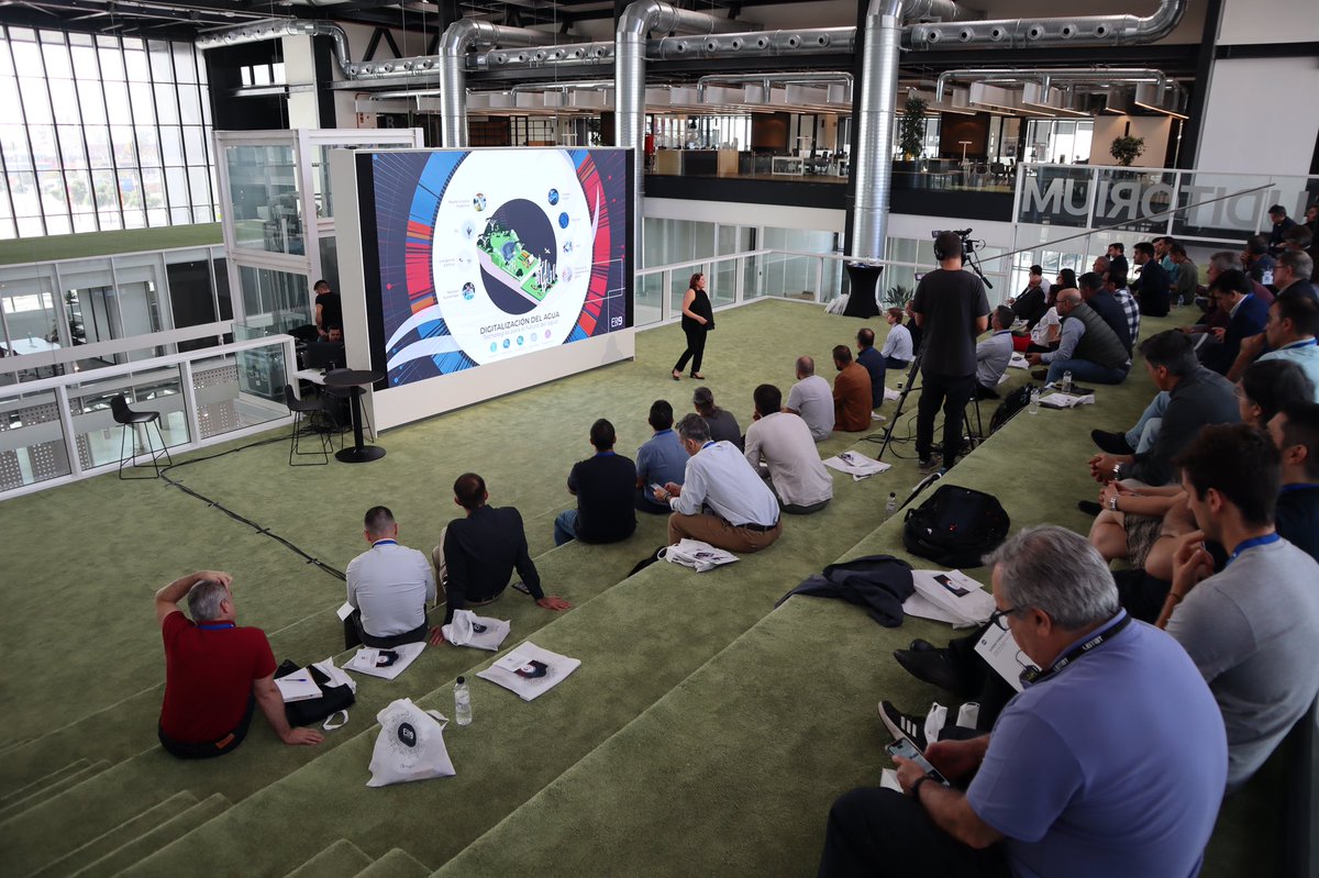 Nuestra compañera Yolanda Gómez nos habla de “La digitalización del sector aguas y su impacto” 
😊 Gracias Yolanda! #9Foro #mantenimientopredictivo #predictivwmaintenance #agua #digitalizacion