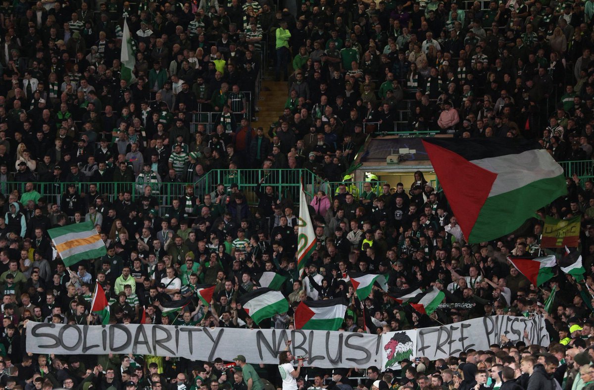 FaktaSepakbola's tweet photo. Dukungan dari supporter Celtic untuk Palestina, saat laga UCL melawan klub Ukraina, Shakhtar Donetsk, kemarin. https://t.co/PhPxXs7X3P