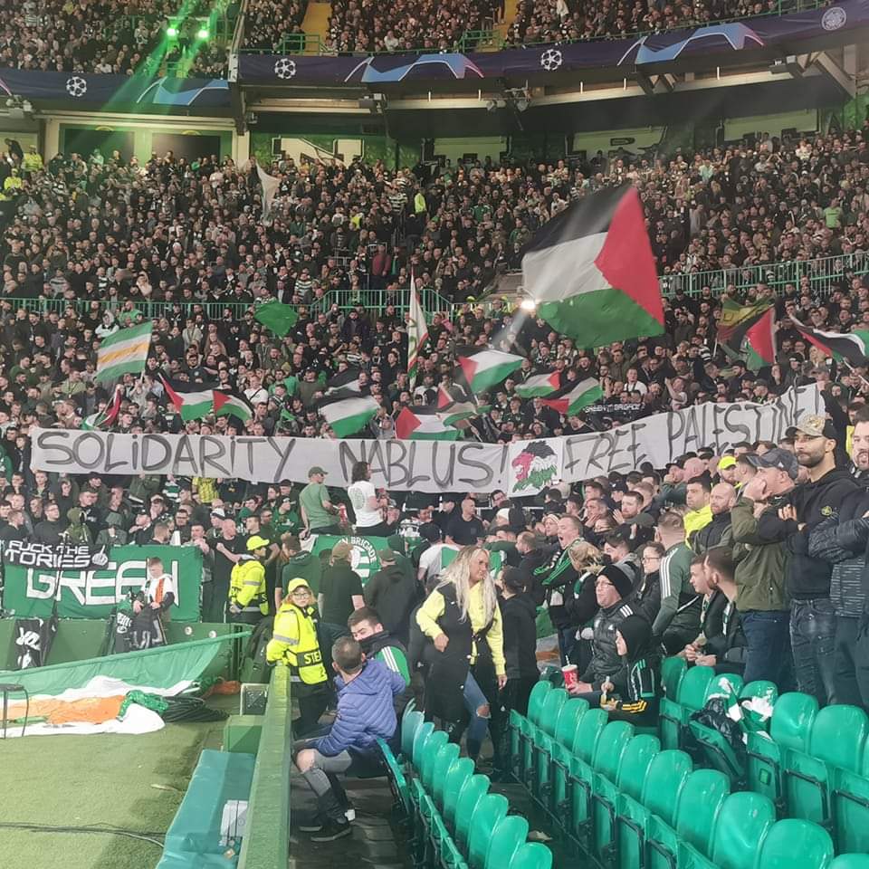 FaktaSepakbola's tweet photo. Dukungan dari supporter Celtic untuk Palestina, saat laga UCL melawan klub Ukraina, Shakhtar Donetsk, kemarin. https://t.co/PhPxXs7X3P