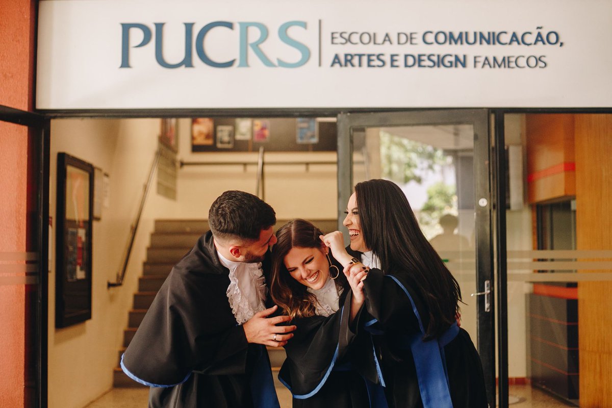 lambisgolina's tweet image. nesse mesmo dia, 3 anos atrás, eu fazia meu (segundo) ensaio de formatura da vida

como é bom se formar, eu amo o clima, a felicidade, o brilho nos olhos das pessoas 🙃😍 #famecos