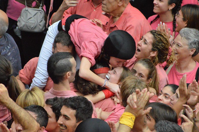 collavella's tweet photo. 🙌🏼 Tan petits i petites, i tan grans!

#castelleres #castellers #castells #CollaVella #XiquetsdeValls https://t.co/MzWhN4Iz6I