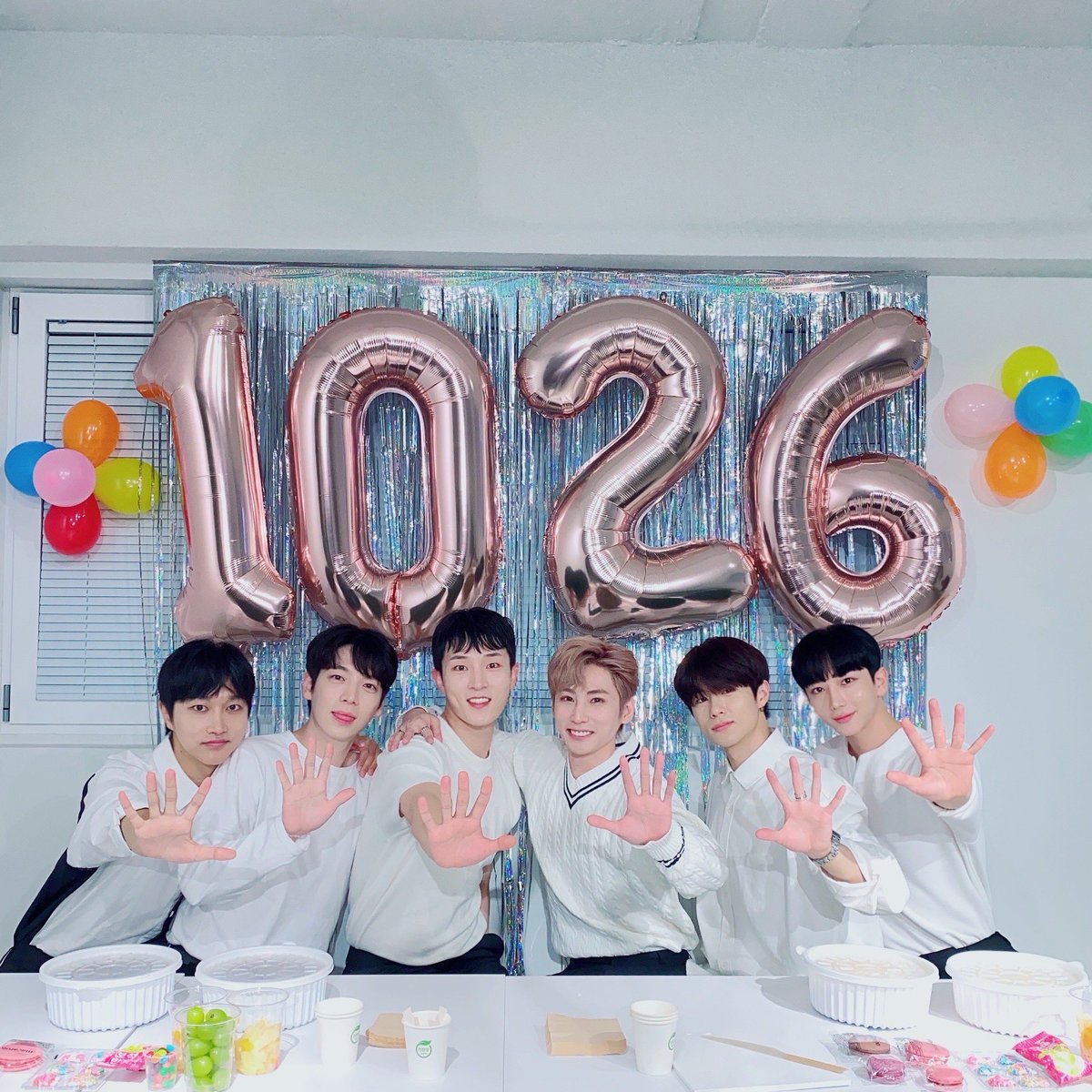Official_SKYE_'s tweet photo. 🎂 5주년 축하파티 같이 할 사~람? 🎂 
9시에 만나용 ❤️

🙋🏻‍♀️🙆🏻‍♀️🙋🏻🙆🏻🙋🏻‍♀️🙋🏻🙆🏻‍♀️🙆🏻🙋🏻‍♀️🙋🏻🙆🏻‍♀️

#인투잇 #IN2IT #지안 #연태 #인호 #현욱 #아이젝 #인표 #JIAHN #YEONTAE #INHO #HYUNUK #ISAAC #INPYO https://t.co/6ONLLtiPTg