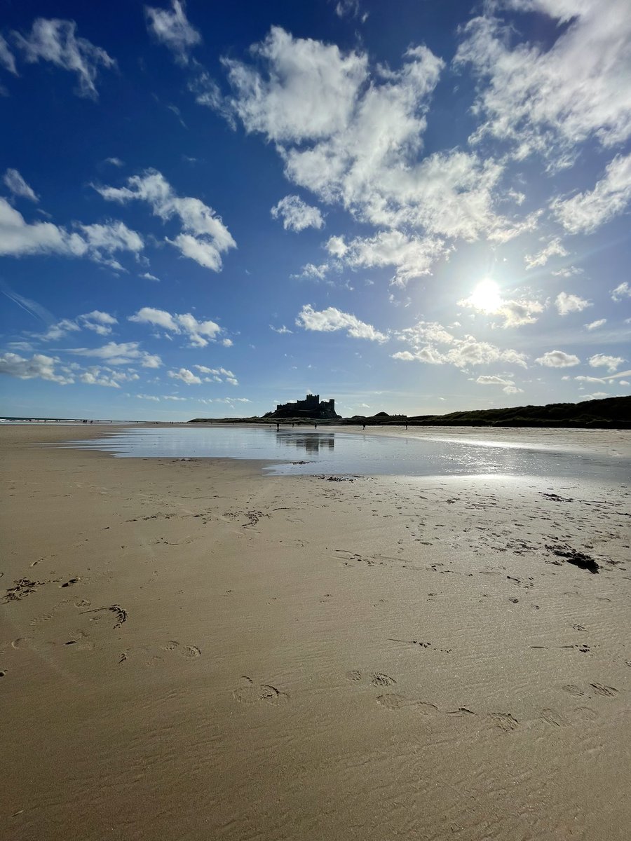 LucindaPeriac's tweet photo. @Bamburgh_Castle looking absolutely glorious this morning 🌊☀️#bamburgh #bamburghcastle https://t.co/ArLAESppVa