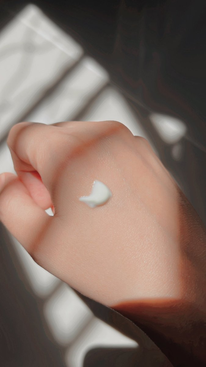 secretlyfura's tweet photo. if you guys takut muka nampak lebih tua dari umur nanti once reach 25+, this is your sign to include retinol in your skincare. i sarankan yg umur 20 mula buat step ni. 

takyah mula dgn yg harsh, start with gentle retinol like this one https://t.co/z313f8sc9v